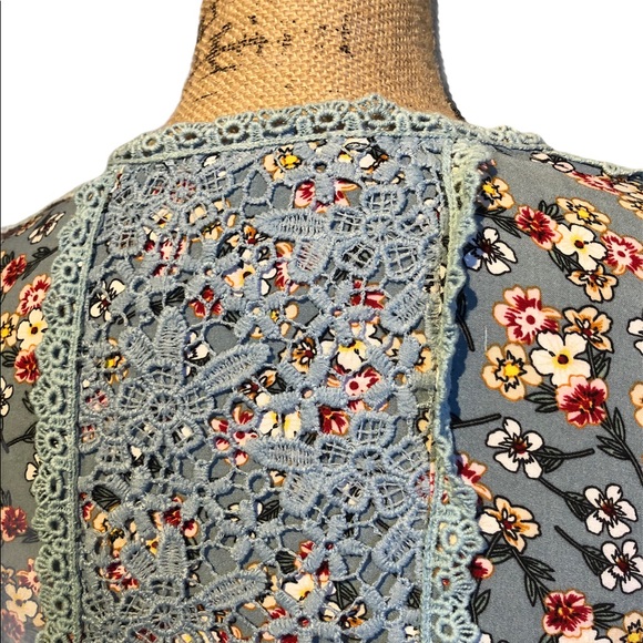 Suzanne Betro Floral Bell Sleeve Blouse - Picture 8 of 13